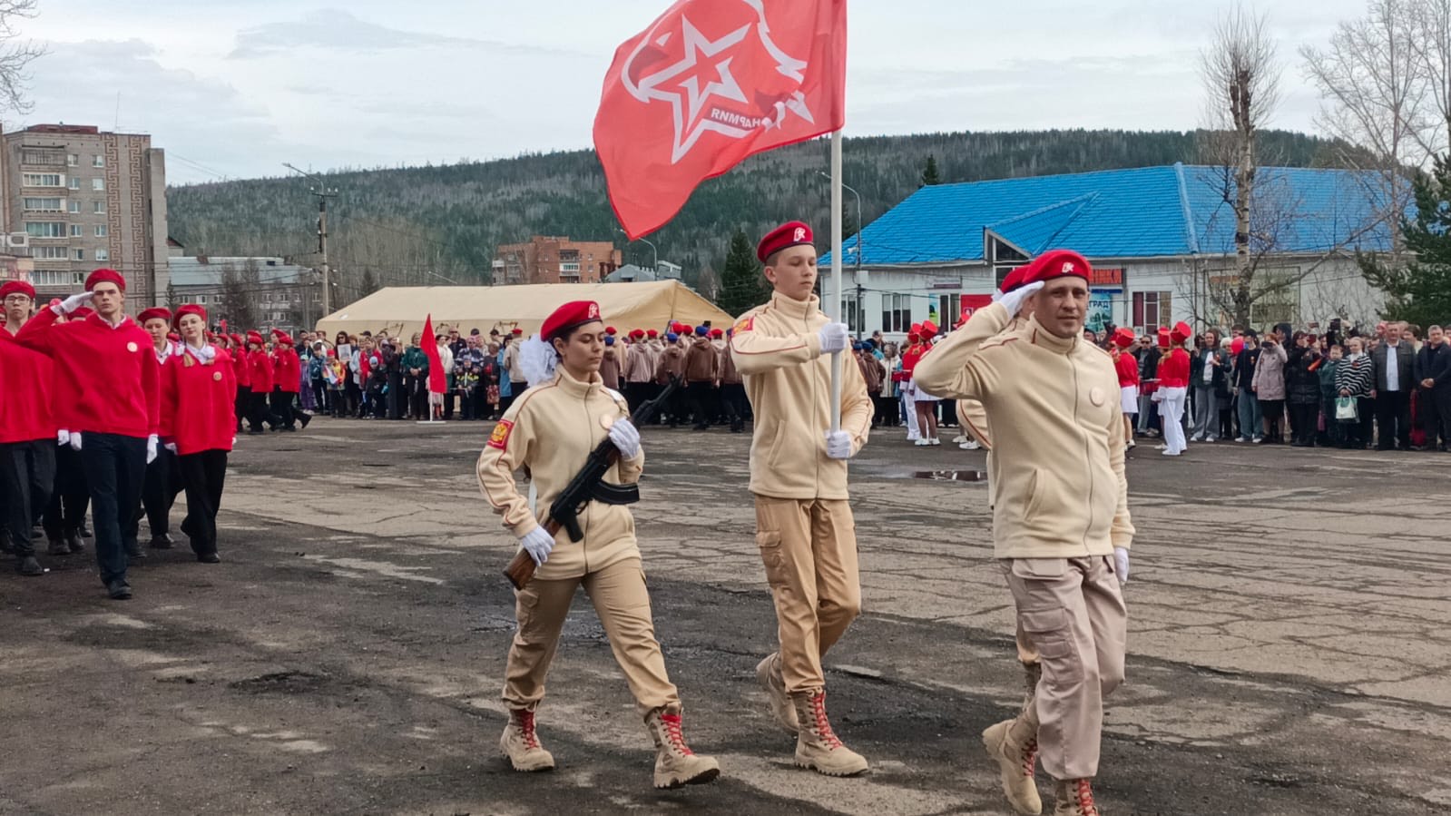 Торжественный смотр юнармейских и студенческих отрядов и митинг.